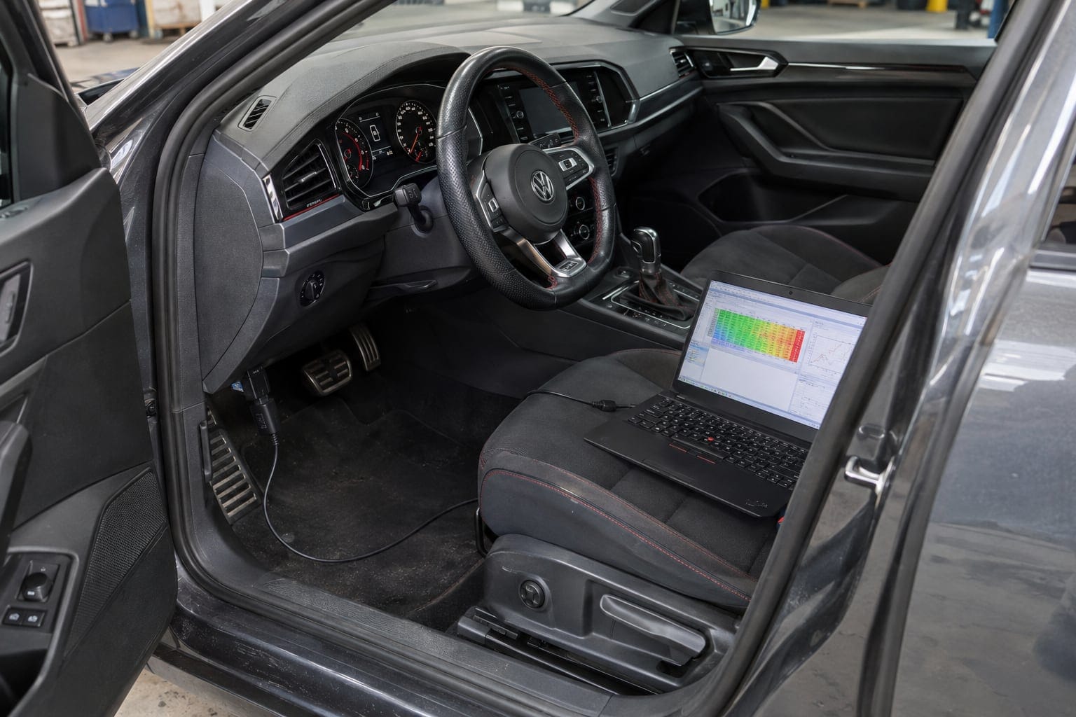 Notebook conectado ao carro fazendo a reprogramação da central